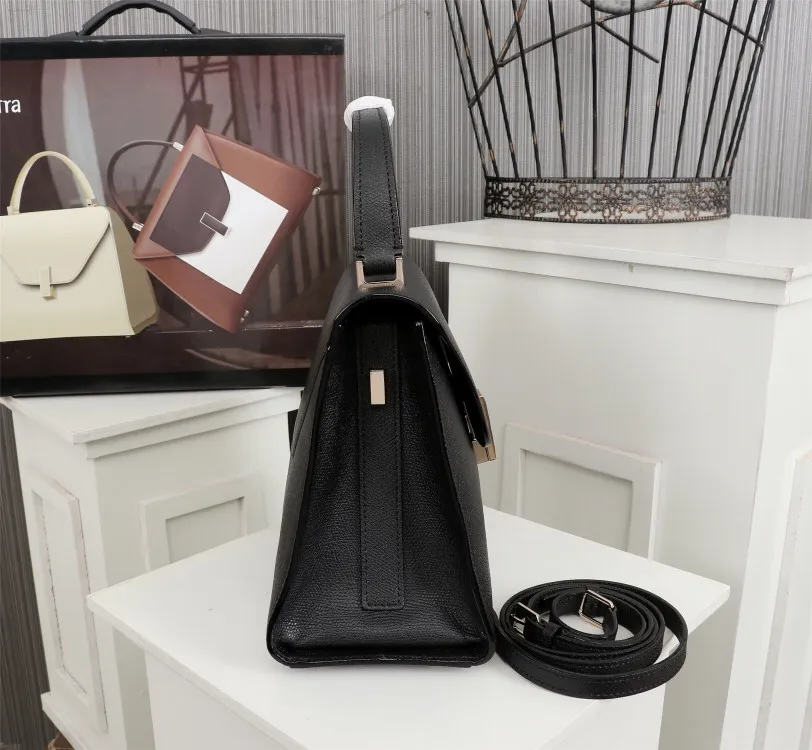 In stock👉Original medium size black👉Valextra Valextra Iside, known as Italian Hermès, is one of the most representative designs of Valextra. There is no obvious logo, but the simple collective line design is very recognizable, full of architectural art, and shows a capable and intellectual style. It is made of imported palm-print lining cowhide, with up to five stitches of handwork, and the shiny oil edges test the skill of the craftsman. Medium size: 26cm【6627#】